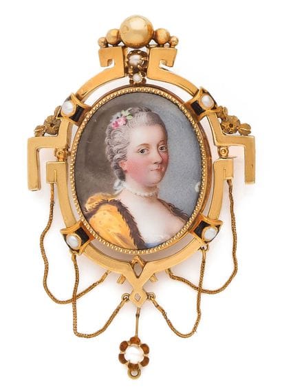Brooch set in yellow (750) gold, centered...