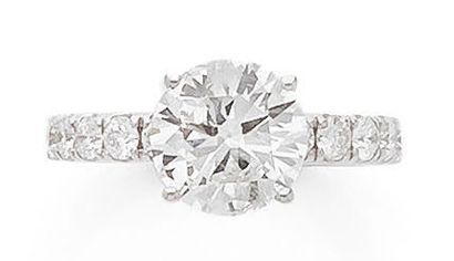 A white gold (750) ring set with a half-cut...