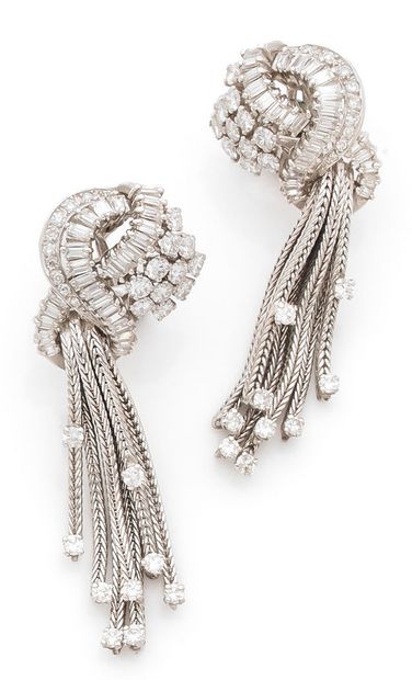 Pair of earrings in white gold (750) and...