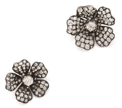 Two delicate flowers in yellow gold (750)...