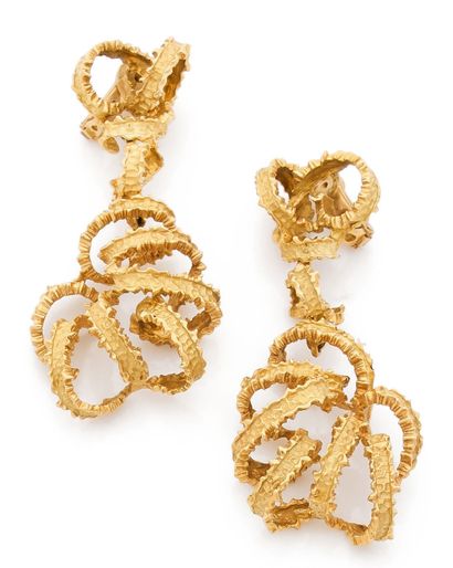 Important pair of earrings in yellow gold...