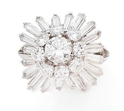 Elegant platinum (850) ring set with a daisy...