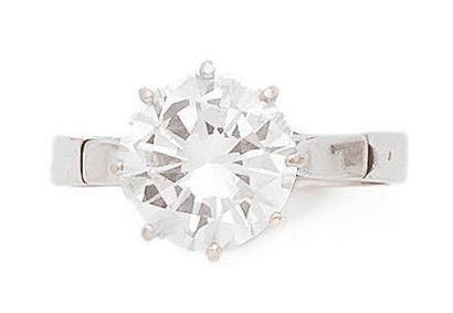 Solitaire ring in white gold (750) set with...