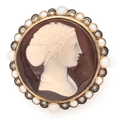 Round brooch in yellow gold (750) featuring...