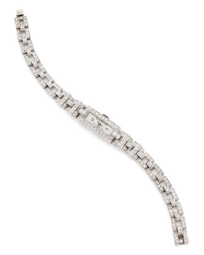Ladies' wristwatch.
Rectangular-shaped case...