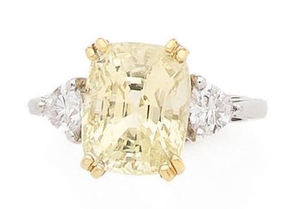 Beautiful white gold (750) ring centered...