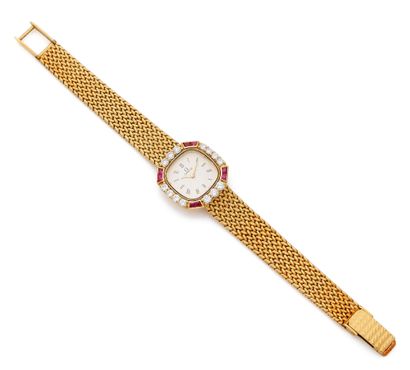 OMEGA
Ladies' wristwatch in yellow gold (750).
Cushion-shaped...