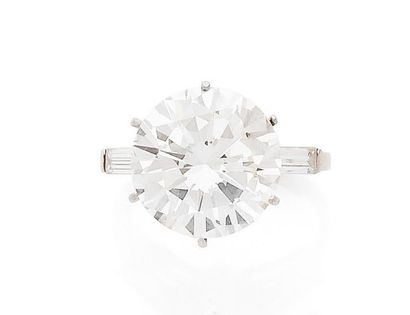 Beautiful platinum ring (850) set with a...