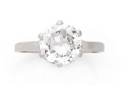 Solitaire ring in platinum (850) set with...
