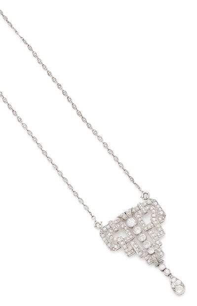 Fancy link chain in white gold (750) holding...