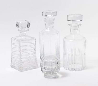 BACCARAT
Carafe et son bouchon.
En cristal...