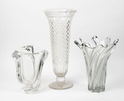 Lot de trois vases en cristal.
H. : 28 cm...