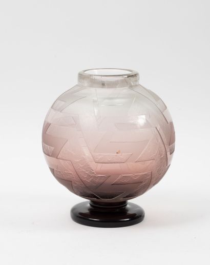 SCHNEIDER
Vase ball on pedestal with broad...