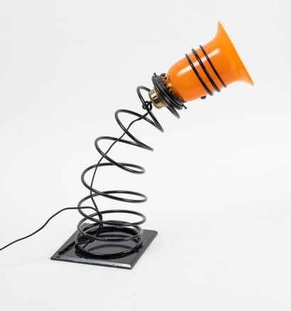 Spring lamp in black patinated brass.
Orange...
