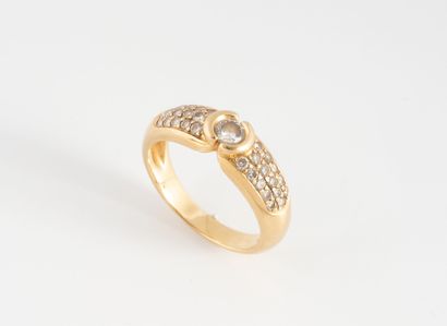 Bague en or jaune (750) ornée d'un petit...