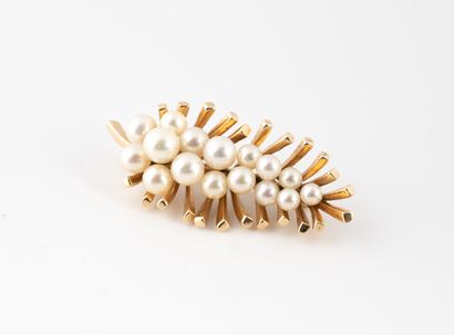 MIKIMOTO, Tokyo
Broche feuille en or jaune...