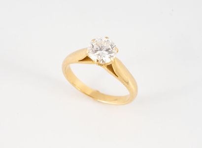 Solitaire ring in yellow gold (750) set with...