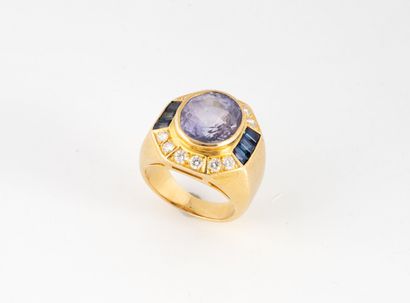 Bague chevalière en or jaune (750) à plateau...
