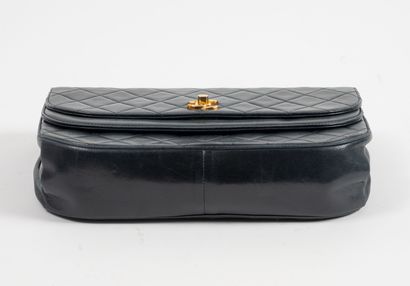 CHANEL
Sac à main en cuir d'agneau lisse...