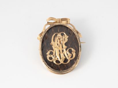 Yellow gold (750) oval medallion brooch topped...
