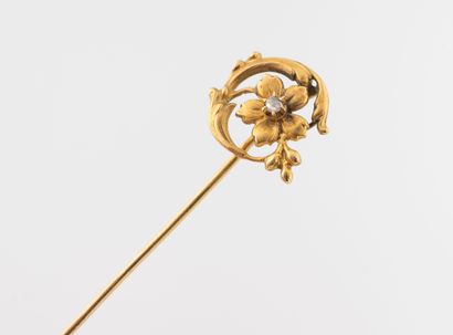Yellow gold (750) pin with flower motif head...