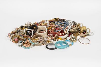 Fort lot de bijoux de fantaisie.
Rayures...