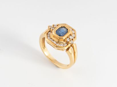 Bague en or jaune (750) à panier octogonale...