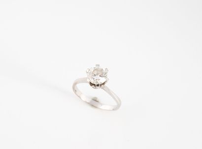 Bague solitaire en or gris (750) ornée d'un...