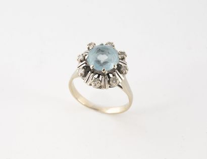 White gold (750) marguerite ring centered...