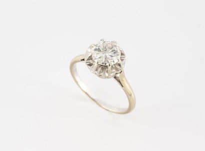 Bague solitaire en or gris (750) centrée...