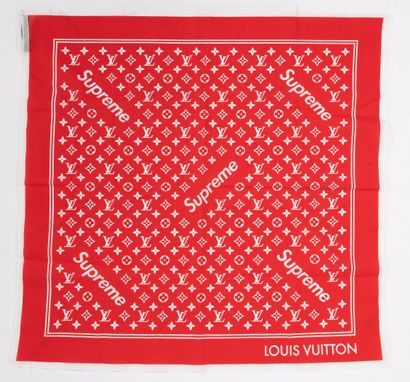 Louis VUITTON SUPREME
Petit foulard carré...