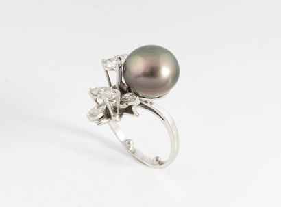 White gold (750) ring set with a gray cultured...