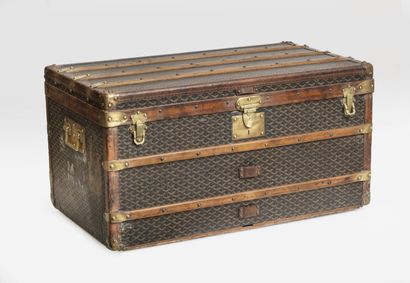 GOYARD
Malle de voyage en bois gainé de toile...