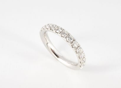 Half wedding band in white gold (750) set...