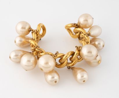 CHANEL
Bracelet manchette rigide ouvert figurant...