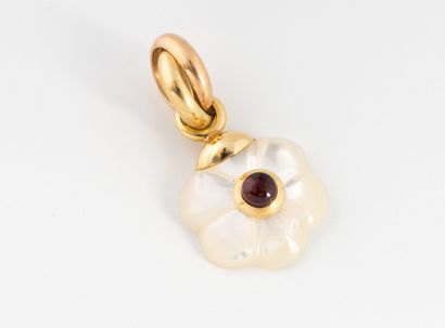 Yellow gold (750) pendant featuring a carved...