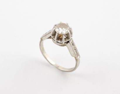 Bague solitaire en or gris (750) et platine...