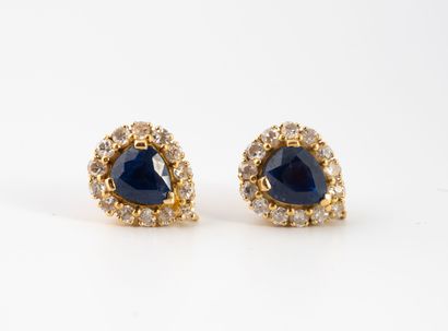 Paire de clous d'oreilles en or jaune (750)...