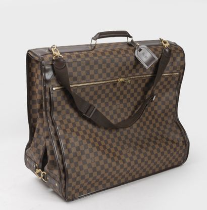 Louis VUITTON 
Housse de transport de costumes...