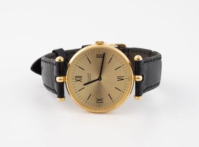 VAN CLEEF & ARPELS
Round watch in yellow...