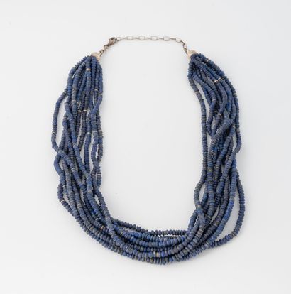 Collier à 10 rangs de petits disques de lapis-lazuli,...