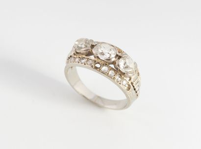 Petite bague bandeau en or gris (750) ornée...