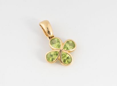 Yellow gold (750) quartefeuille pendant set...