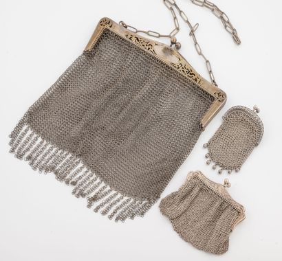 Lot comprenant :
- Petit sac du soir en maille...