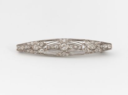 Openwork shuttle brooch in platinum (950)...