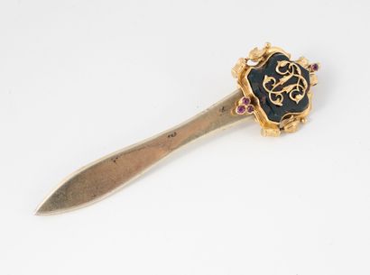 Attache de châtelaine en argent (800), coiffée...