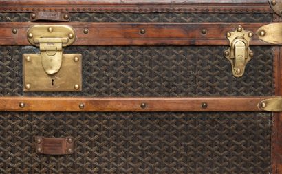 GOYARD
Malle de voyage en bois gainé de toile...