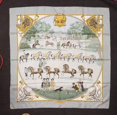 HERMES
Carré en twill de soie aux contours...