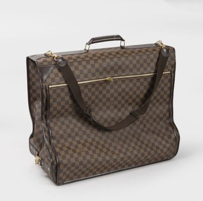 Louis VUITTON
Housse de transport de costumes...