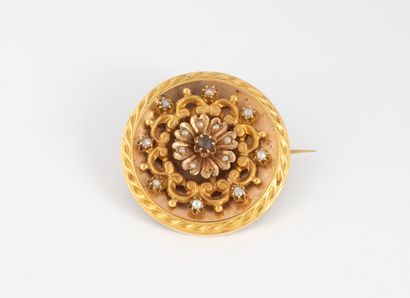 Round brooch in yellow gold (750) centered...